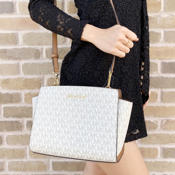 Michael Kors Handbags - Gaby’sBags👜💕 NWT Michael Kors crossbody vanilla